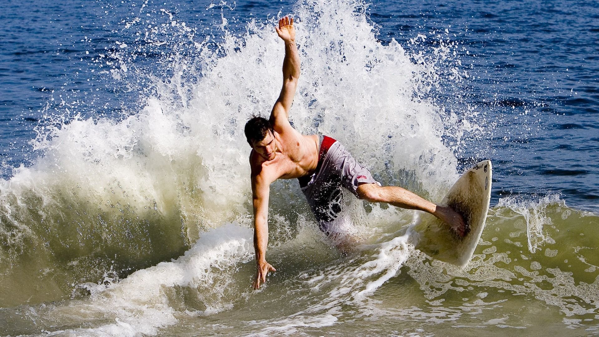 巴特尔在比赛中的出色防守反击，帮助袋鼠队从困境中逆转，巴特尔会扣篮吗